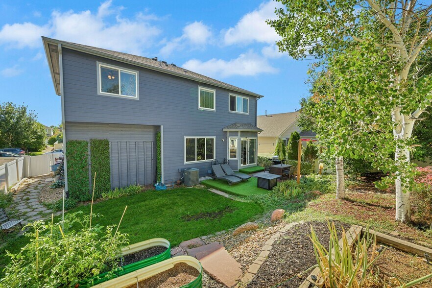 Garden exterior - 2633 Clarion Ln