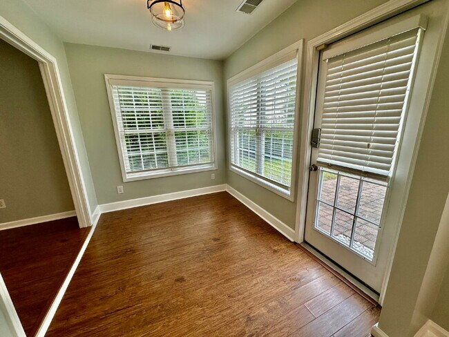 Building Photo - Bright and Airy Three Bedroom Home in Lake...