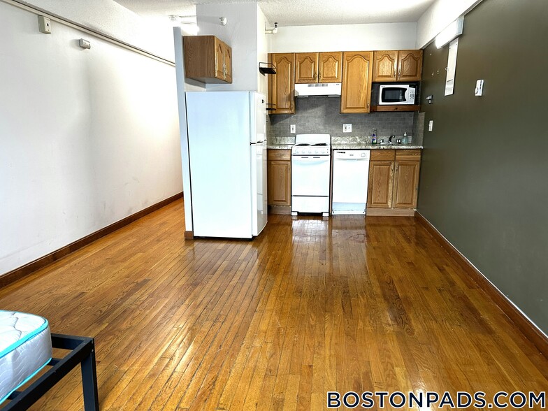 Building Photo - 1110 Commonwealth Ave