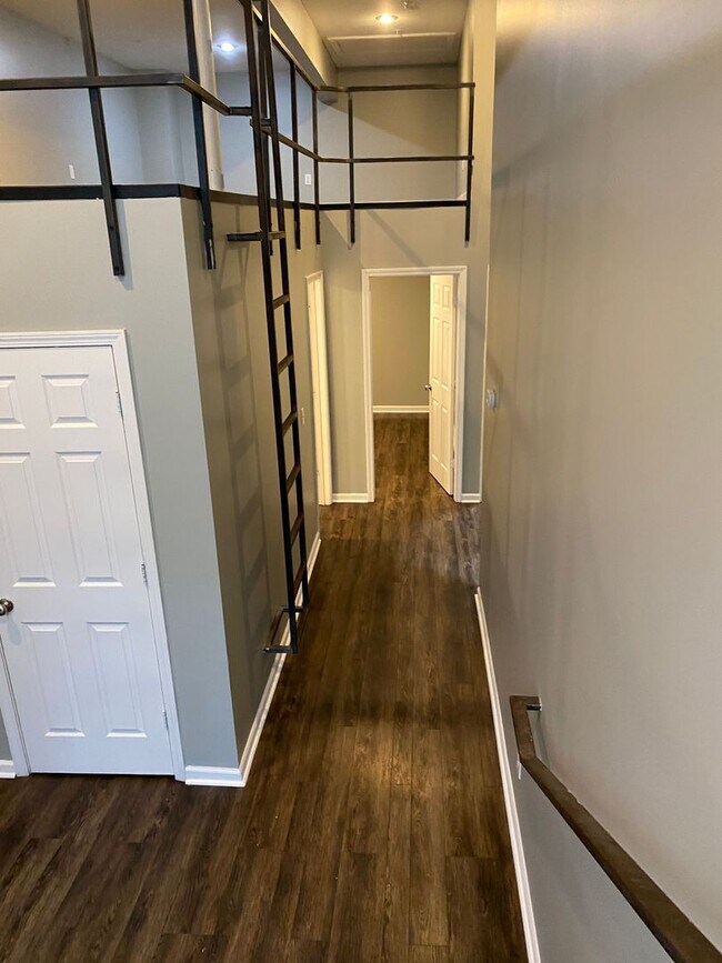 Building Photo - 108 W 6th St