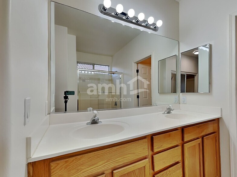 Building Photo - 837 S Roanoke St