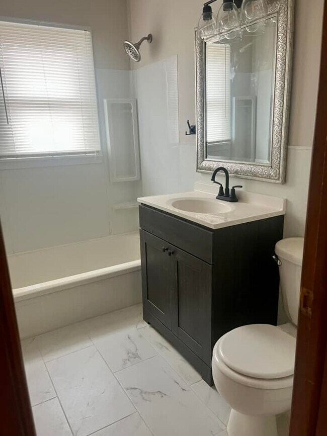 Building Photo - 118 E 4th St