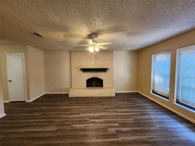 Building Photo - 3BR Duplex w/ Fireplace + Screened Patio in Arlington, TX