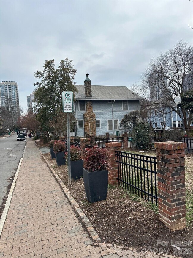 Building Photo - 407 W 9th St