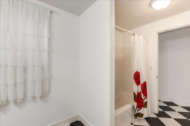 Building Photo - Versatile 4-Bedroom Corner Condo with Main...