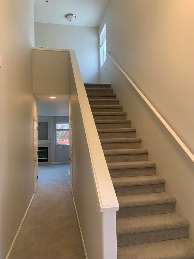 Building Photo - Hidden Creek Neighborhood Gem