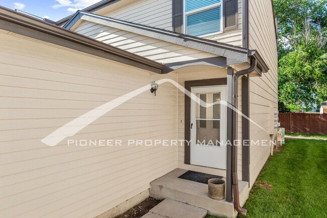 Building Photo - Renovated 3-Level 2BR Townhouse w/ Garage ...