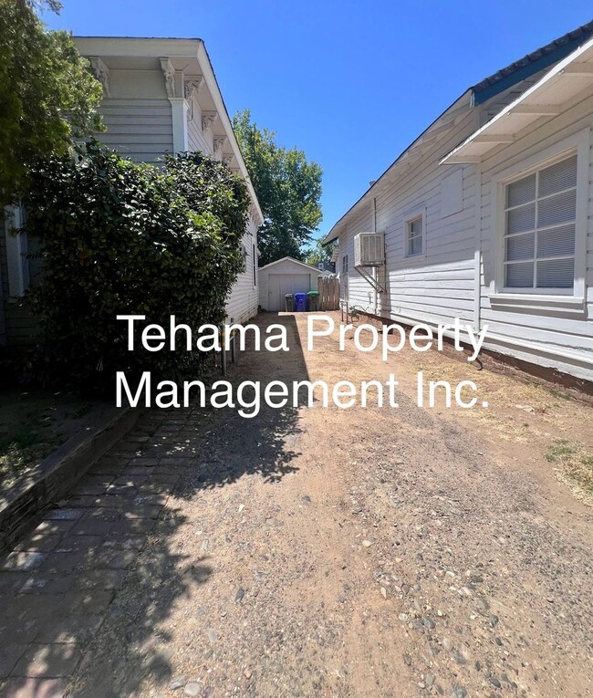 Building Photo - Victorian downtown location 3 bedroom 1 bath