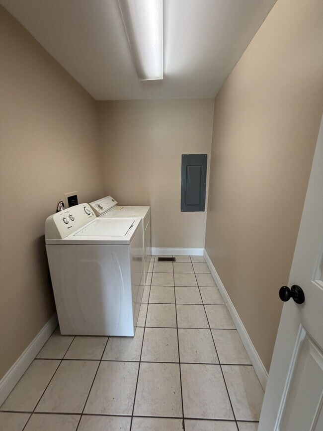 Building Photo - 110 Pineur Rd