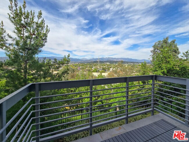Building Photo - 2753 Waverly Dr