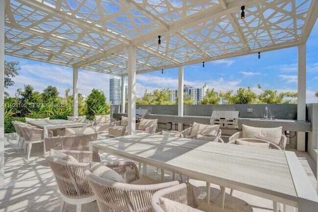 Building Photo - 580 72nd St