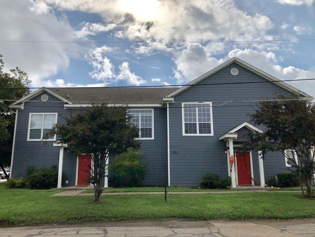 Building Photo - 1901 S 15th St