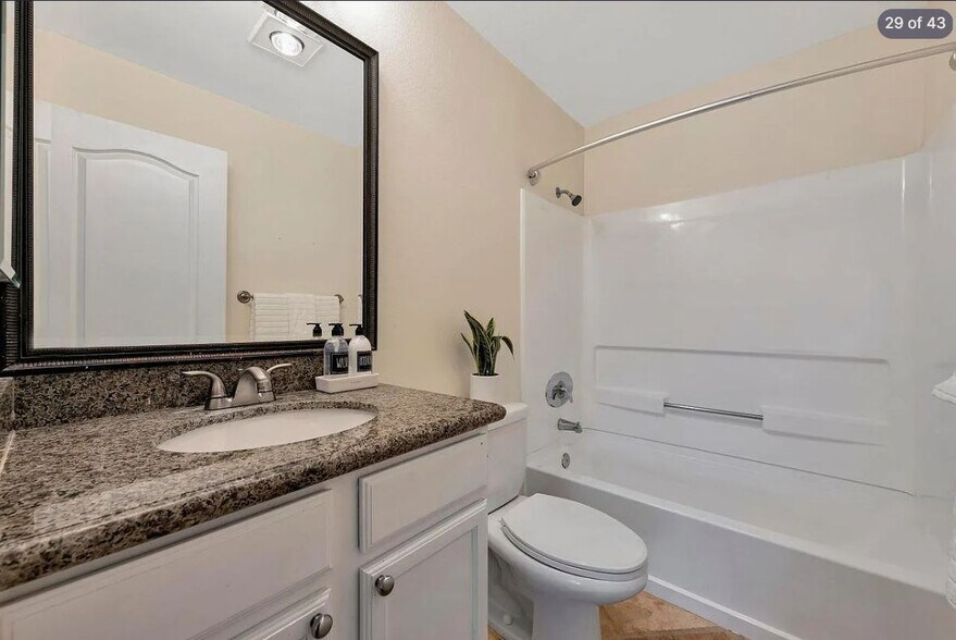 Building Photo - 1046 Yarwood Ct