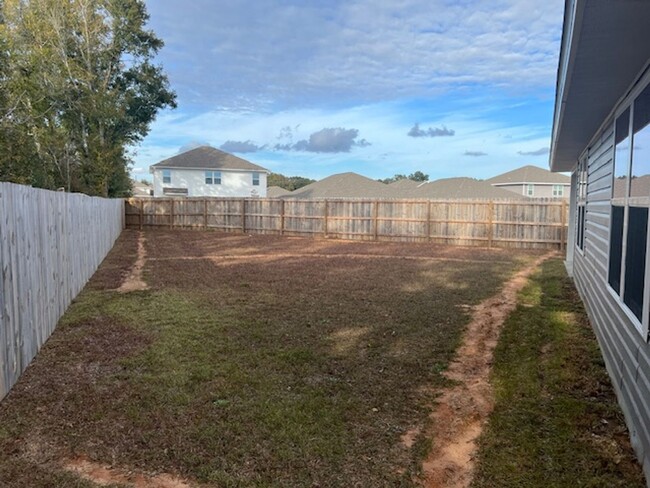 Building Photo - Cul-de-sac home with fully fenced in yard