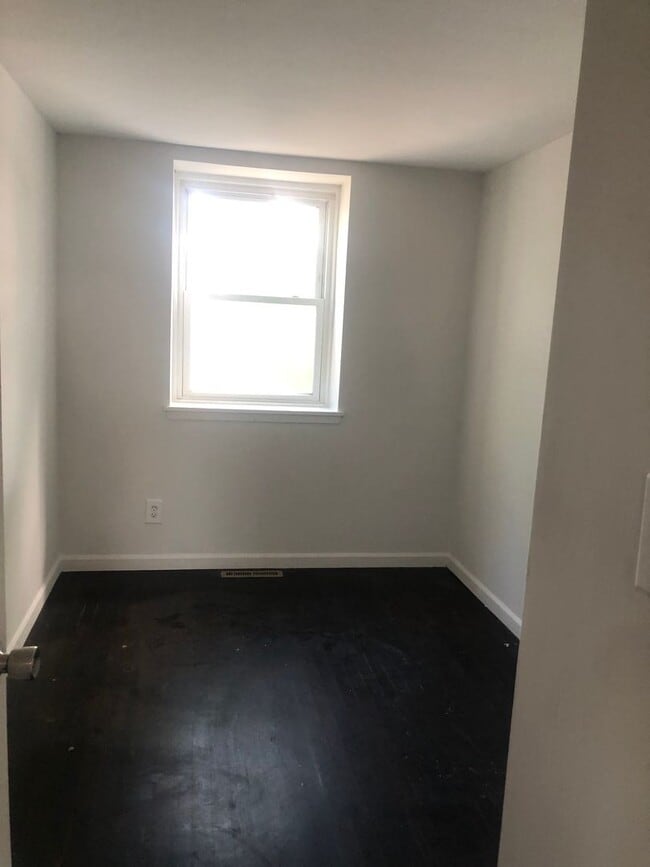 Building Photo - Charming & Move-In Ready Home in Baltimore!