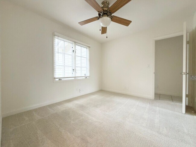 Building Photo - Centrally Located Single Level in Oceanside!