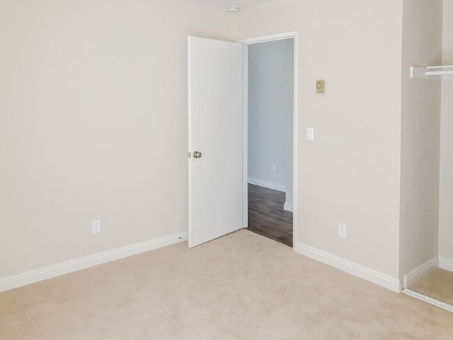 Building Photo - Beautiful Upgraded 2 Bed, 2 Bath with Private Patio!