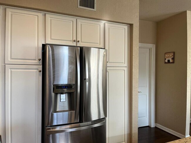 Building Photo - 3 Candle Pine Pl