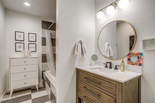 Building Photo - Charming 4-Bed Home with Granite Counterto...