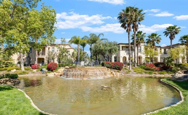 Building Photo - Luxurious 2 bed/ 2 bath townhouse in guard...