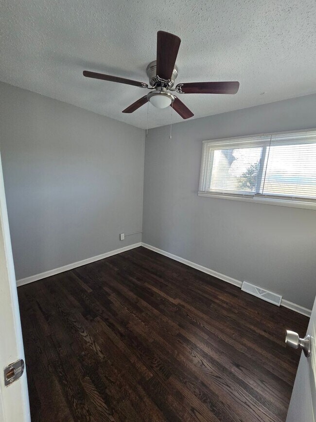 Building Photo - 3 Bedroom Ranch with large fenced in backyard