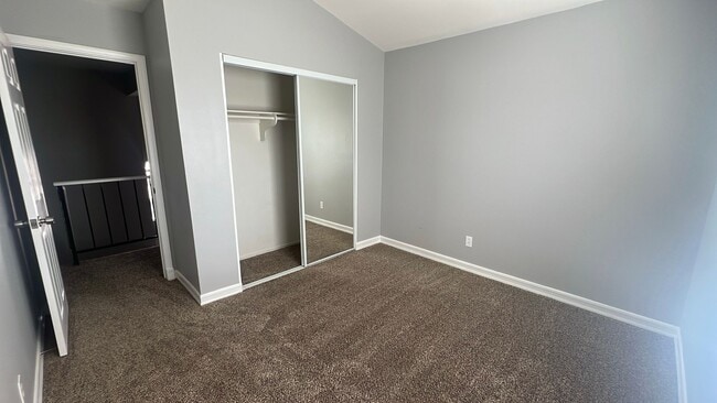 Building Photo - EAST PALMDALE HOME
