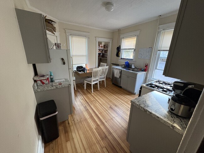 Building Photo - 218 Easton Ave