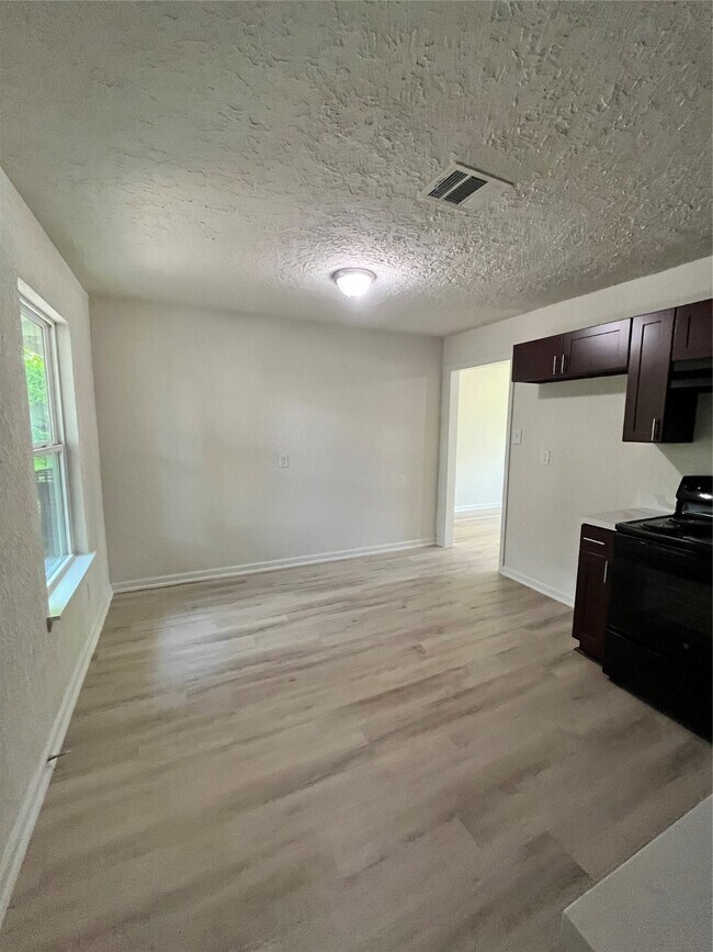 Building Photo - 5915 Beldart St