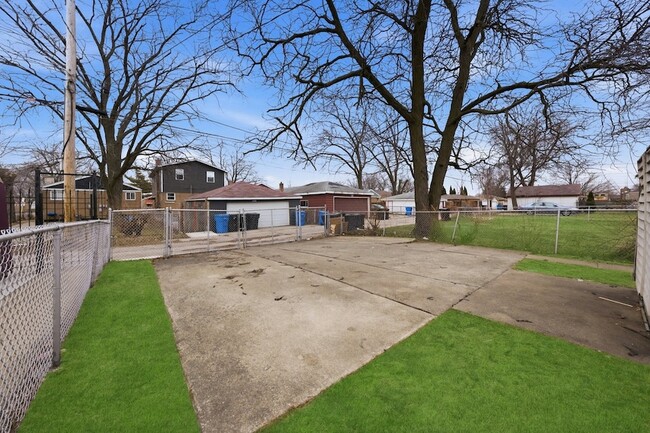 Building Photo - 4605 S Laramie Ave