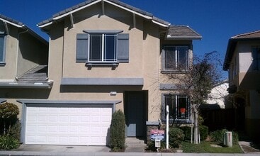Building Photo - Nice 4 Bed 2.5 Bath home in Riverside! New Appliances! Call Today!