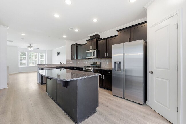 Building Photo - Modern 4BR Townhome with Washer/Dryer & Pet-Friendly Living in Morrisville!