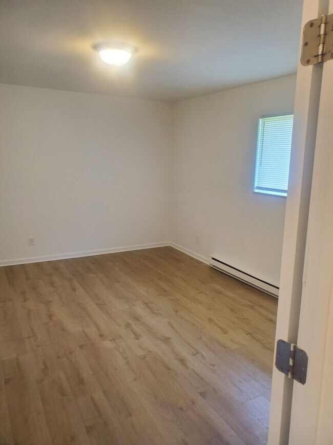 Building Photo - "Bright & Spacious 1BR/1BA with Open Conce...