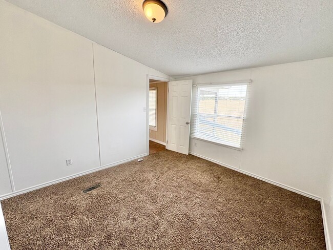 Building Photo - *AVAILABLE NOW* An absolute must see!  5 bedrooms, 3 baths in Burnet, TX.