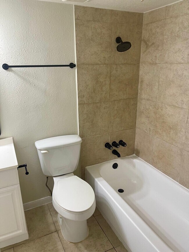 Building Photo - 8229 Kingsbrook Rd