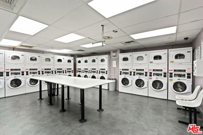 Building Photo - 2160 Century Pk E