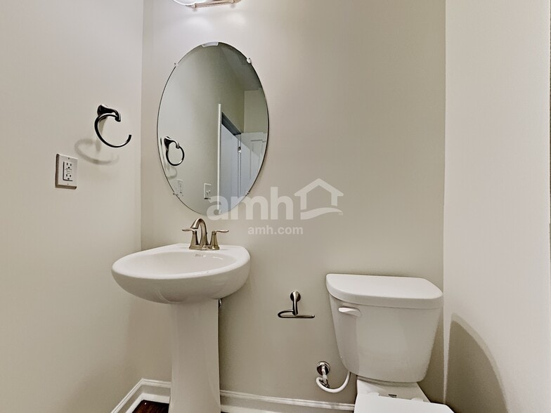 Building Photo - 172 Landsdown Xing