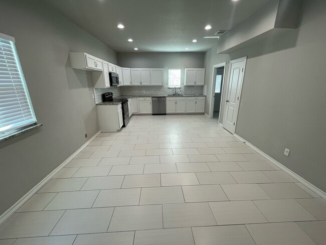 Building Photo - 810 Seven Oaks Rd