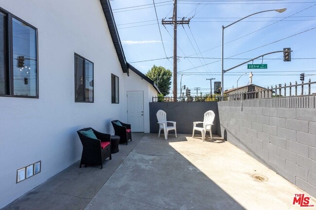 Building Photo - 2295 W Wardlow Rd