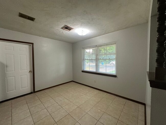 Building Photo - 3 Bed, 1 1/2 Bath, 1 Car Garage