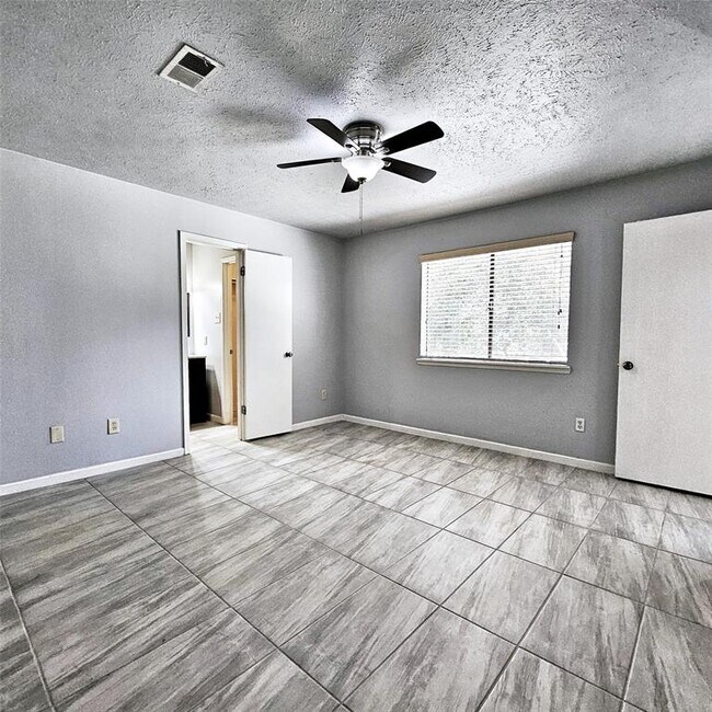Building Photo - 33 N Wavy Oak Cir