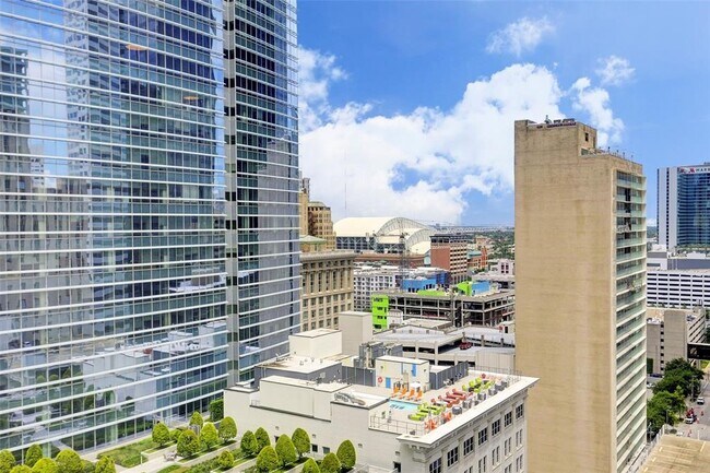 Building Photo - 914 Main St