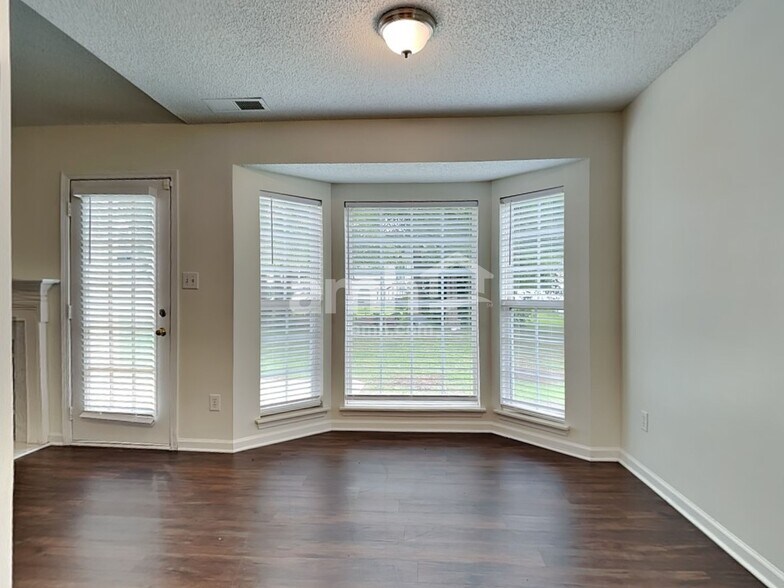 Building Photo - 3923 Cedar Hill Dr