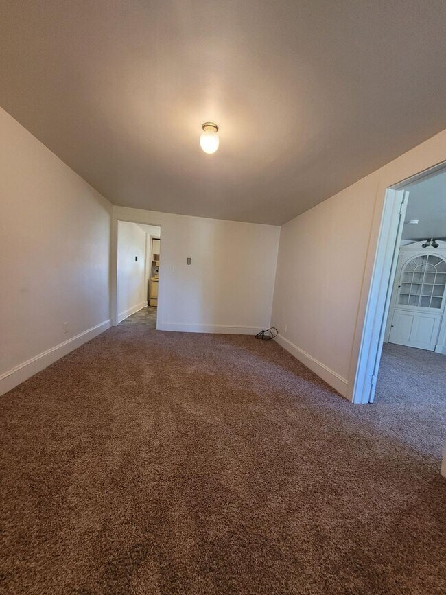 Building Photo - 104 N Custer Ave