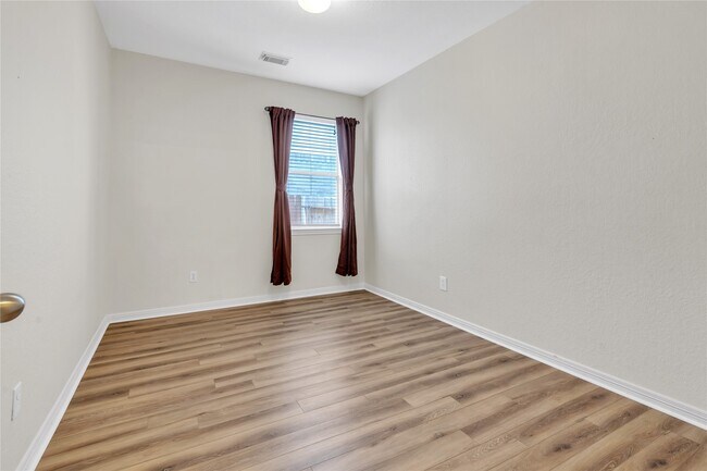 Building Photo - 415 Abbey Ln