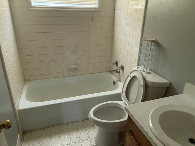 Building Photo - 3 Bedroom/1 Bath Duplex