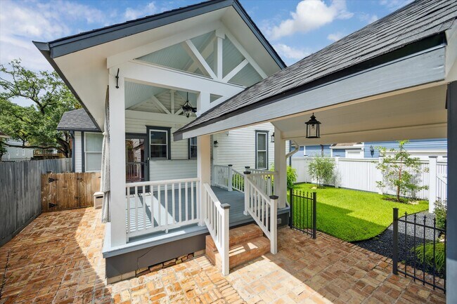 Building Photo - 208 E 12th St