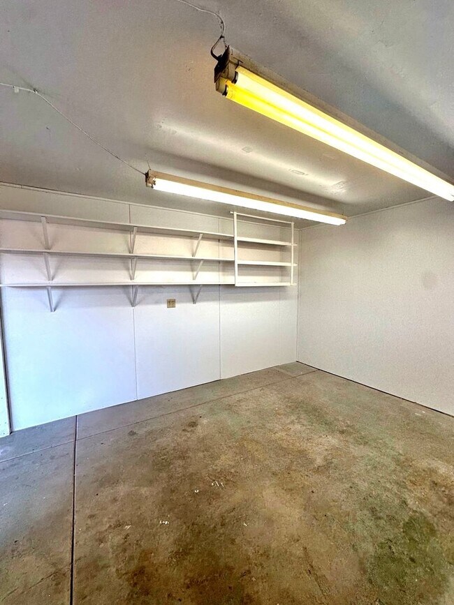 Building Photo - Light & bright single level home in NE Bend!