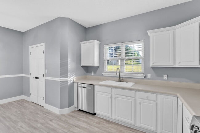 Building Photo - Beautiful 3-Bedroom Retreat with 2 Full Baths in Scenic Woodruff $1,875/mo rent