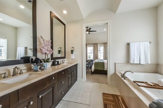 Building Photo - 9450 London Bridge Station