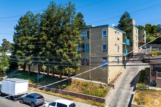 7000-7004 MacArthur Blvd - Bay View Apartments